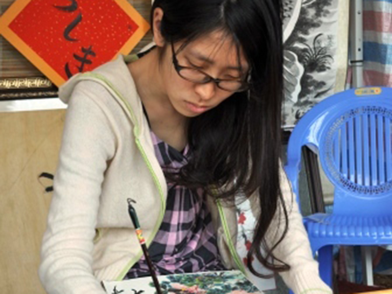 Cô gái Nhật viết thư pháp Tiếng Việt